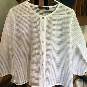 Cool cut loose blouse in excellent condition..